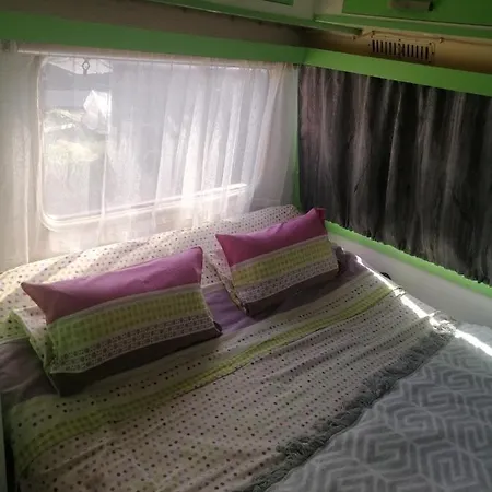 Gite Atypique Caravane Vintage Et Piscine Ouverte Du 15 Mai Au 30 Septembre Campsite *